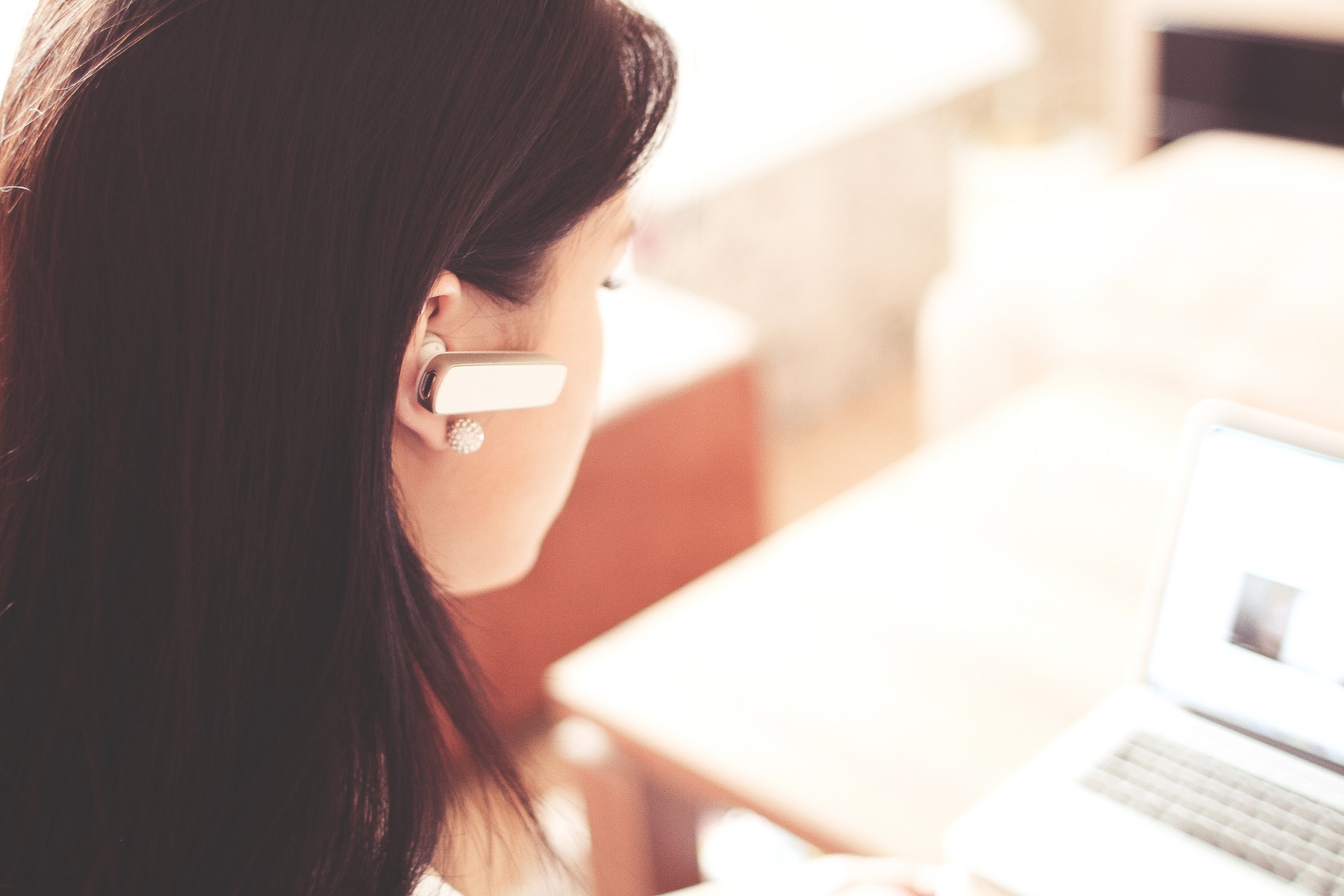 Frau mit Headset